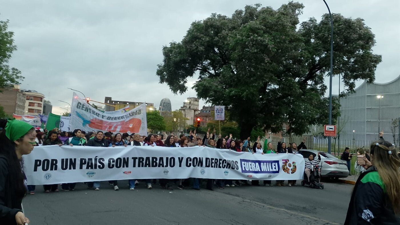Una de las columnas de la marcha, encabezada por organizaciones sindicales y sociales con la bandera “Por un país con trabajo y con derechos”.