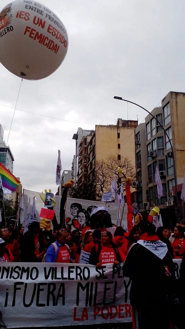 La columna del feminismo villero avanzó bajo un globo con la consigna “¡Es un Estado femicida!”.